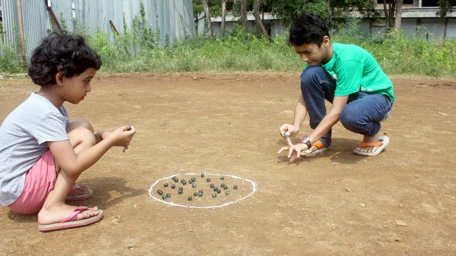 પેન, લખોટી, ચાકના ટુકડા, મુજને પાછા આપો...