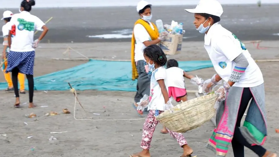 સુરતના ડુમસમાં પ્લાસ્ટિક-કચરો વીણી નાગરિકોએ કહ્યું ‘સે નો ટુ પ્લાસ્ટિક’