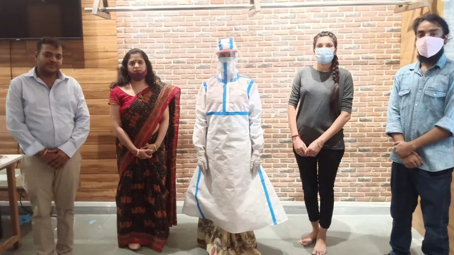 સાડી પર પહેરી શકાય તેવી PPE કીટ સુરતના ફેશન ડીઝાઇન ડેવલોપમેન્ટ સેન્ટરે બનાવી