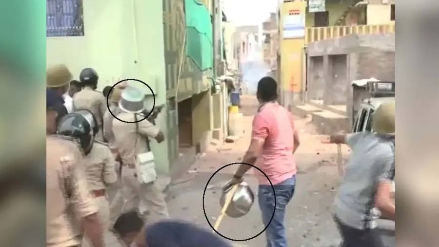 કાલોલમાં ટોળાનો સામનો કરવા પોલીસે માથા પર તપેલી હાથમાં બેડું ઉઠાવ્યું, જુઓ Photo