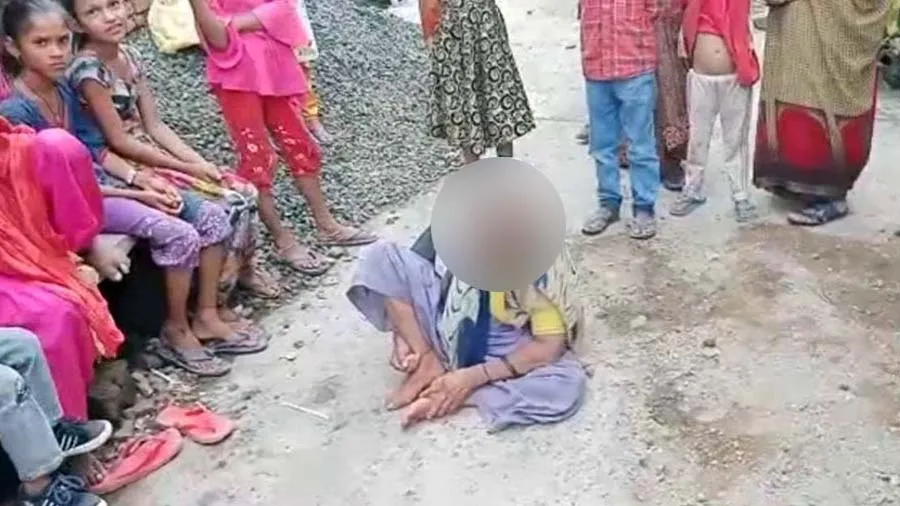 અત્યાચારી છોકરાઓએ વૃદ્ધ માતાના કપડા ફાડી નિર્દયતાથી માર માર્યો