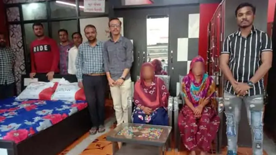 હળવદના હિંદુ યુવાનોએ ગરીબ મુસ્લિમ પરિવારની દીકરીઓને કરિયાવર લઇ આપ્યો