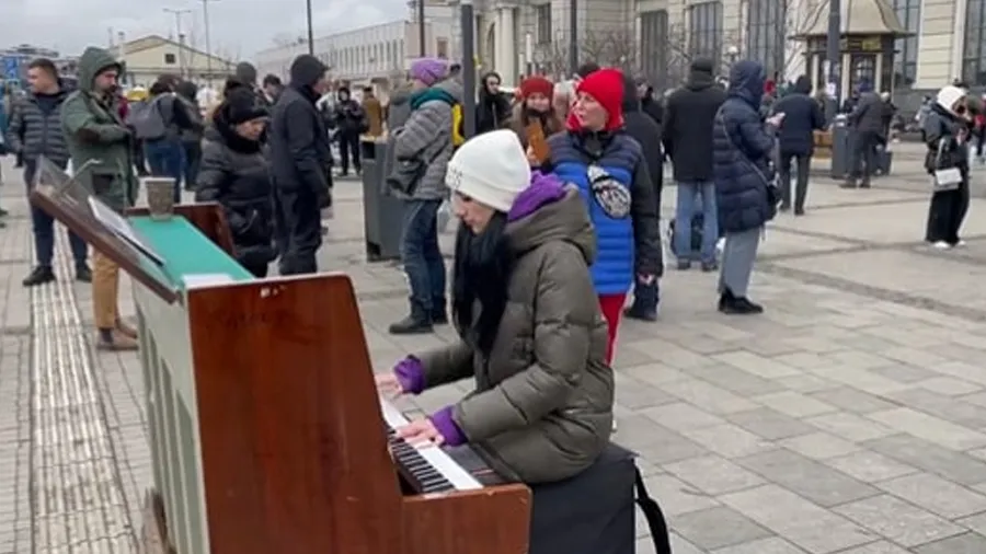 બોમ્બમારા વચ્ચે યુક્રેની મહિલા વગાડતી રહી પિયાનો, લોકોના આંખમાંથી આવ્યા આંસુ