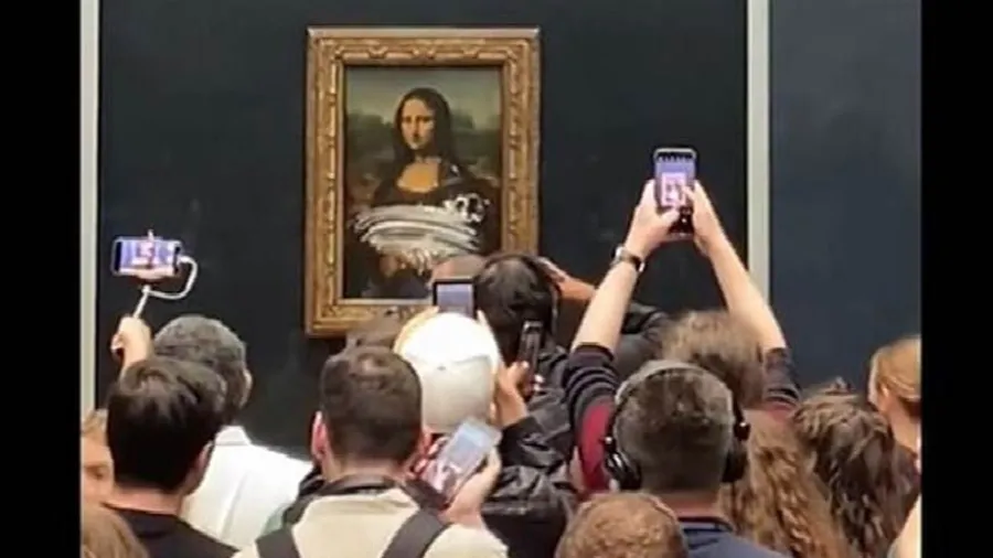 Video: વૃદ્ધ મહિલા બની એક વ્યક્તિએ મોનાલિસા પેઈન્ટિંગને બગાડવાનો કર્યો પ્રયત્ન