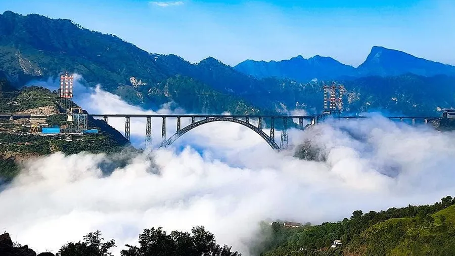 નીચે વાદળ ઉપર પુલ, ભારતીય રેલવેએ શેર કર્યા બ્રિજના ફોટા, જુઓ અદ્દભુત નજારો