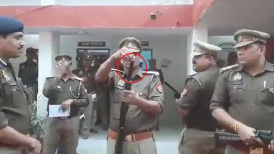 પોલીસકર્મીના કારનામા જોઈ DIG થયા હેરાન, ગોળી નાખી આ જગ્યાએ, વીડિયો વાયરલ