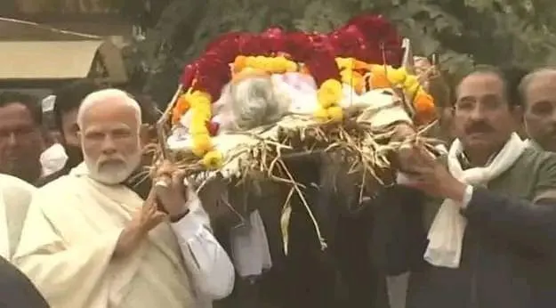 હીરાબાનું 100 વર્ષની વયે નિધન, PM મોદીએ માતાને કાંધ આપી