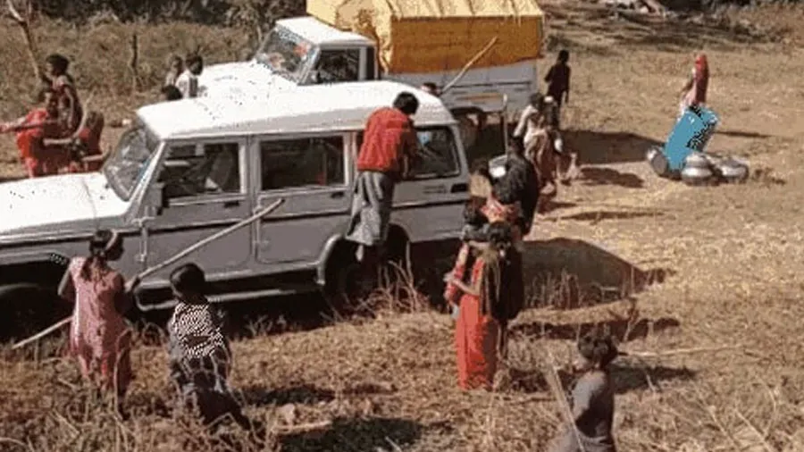 છાપેમારી કરવા ગયેલી પોલીસને ગ્રામજનોએ દોડાવી દોડાવીને મારી, SP સહિત 12 ઇજાગ્રસ્ત