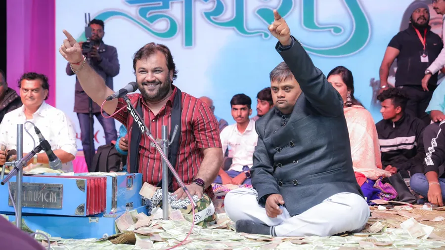 કીર્તિદાન ગઢવીના ડાયરામાં થયો પૈસાનો વરસાદ, 50 લાખ ઉડ્યા, કમો પણ હતો, જુઓ વીડિયો