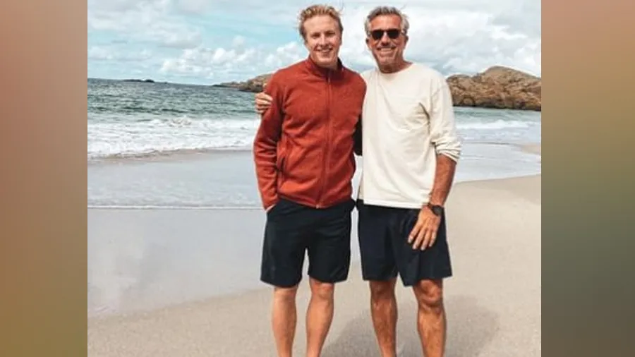 56 વર્ષના પુરુષને દિલ દઈ બેઠો 19 વર્ષનો છોકરો, જાણો સ્ટોરી