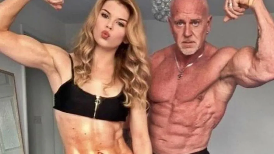એબ્સ, મસલ્સ અને ગ્લેમરસ લૂક... બોડી બિલ્ડર દીકરીનો પિતા સાથેનો ફોટો થયો વાયરલ