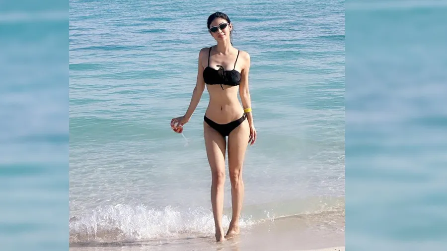 મૌની રોયે બ્લેક બિકીનીમાં શેર કર્યો ફોટો, ટ્રોલ થઈ, લોકોએ કહ્યુ- કોઈ ખાવાનું આપો