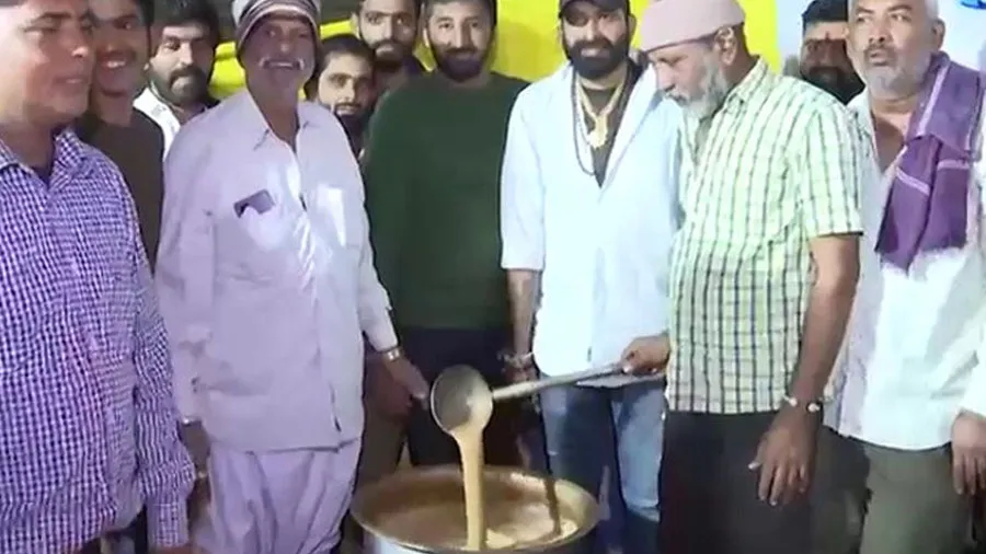 રાજકોટ હનુમાન ચાલીસા કથામાં છકડોચાલક રોજ ભક્તોને પીવડાવે છે 250 લીટર દૂધની ચા