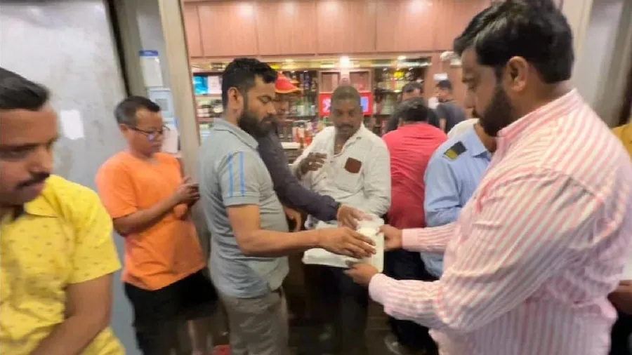 નવા વર્ષની ઉજવણી કંઈક ખાસ, દારૂની દુકાન સામે દૂધનું વિતરણ, જુઓ તસવીરો