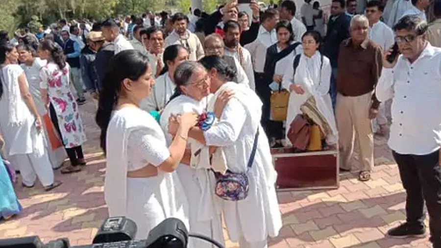 હીરાબાની પ્રાર્થના સભામાં માનવ મહેરામણ, નીતિન પટેલે કહ્યું- બાને બધા પ્રેમ કરતા