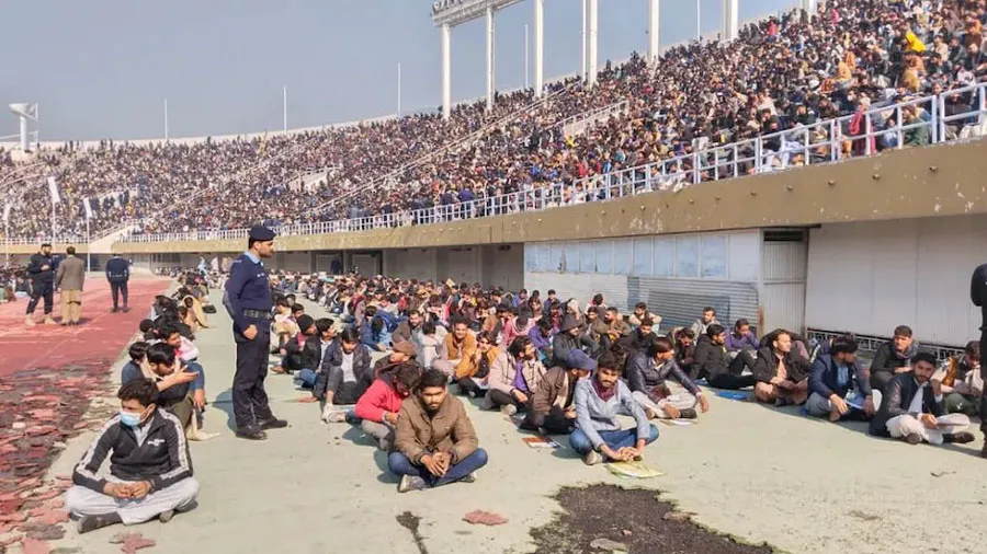 પાકિસ્તાનમાં જમીન પર પરીક્ષા આપી રહ્યા છે વિદ્યાર્થીઓ