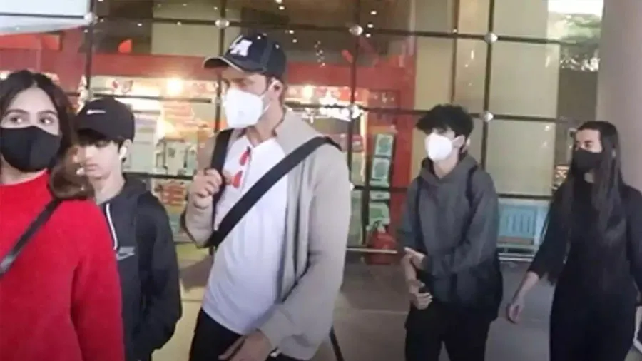 બાળકો અને ગર્લફ્રેન્ડને સાથે ફેરવવા બદલ રિતિક ટ્રોલ થયો: ઉંમરના તફાવતની ઉડી મજાક