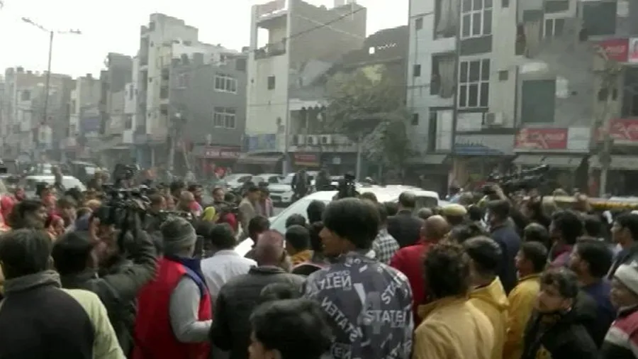 દીકરી સાથે ક્રૂરતા પર લોકોએ ઘેર્યુ સુલ્તાનપુરી પોલીસ સ્ટેશન, AAP MLAની ગાડી તોડી