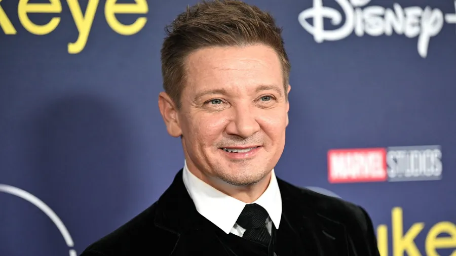 એવેન્જર્સના સ્ટાર જેરેમી રેનરની હાલત ગંભીર, વધુ સારવાર માટે કરાયા એરલિફ્ટ