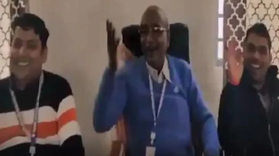 Video: પતલી કમરિયા ગીત પર વિદ્યાર્થીઓ સાથે ડાન્સ કરનાનું આચાર્યને પડ્યું ભારે