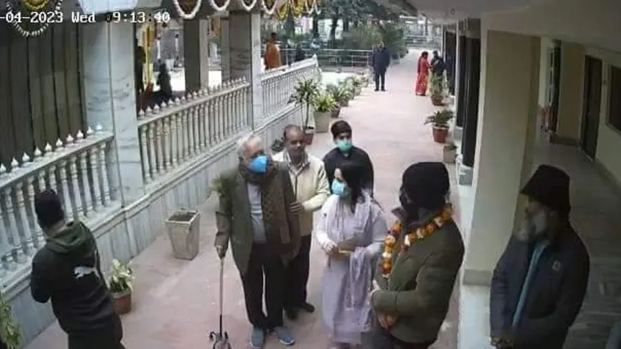 ક્રિકેટથી દૂર વિરાટ કોહલી, પત્ની અનુષ્કા સાથે પહોંચ્યો વૃંદાવન, જુઓ ફોટોઝ