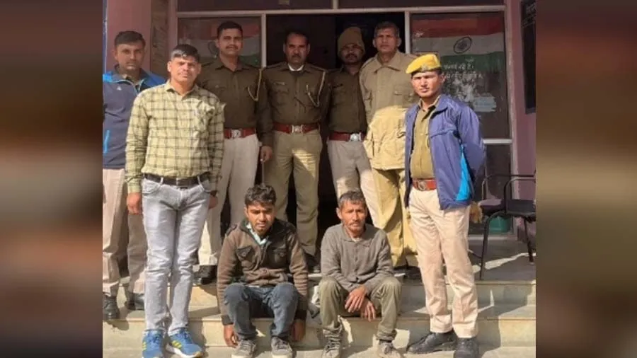 યુવાનની હત્યાના ફરાર આરોપી પિતા-પુત્રની ભૂજમાંથી ધરપકડ