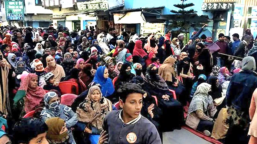 દબાણ હતું તો કેવી રીતે બની શાળા-હૉસ્પિટલો? હલદ્વાનીના 4400 ઘર બચાવવાની લડાઇ SCમા