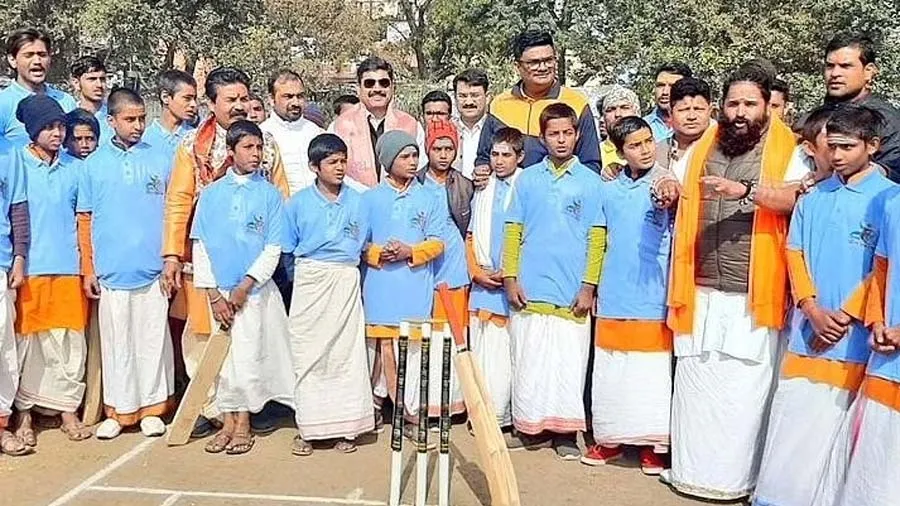 ધોતી-કુર્તા પહેરીને ક્રિકેટ રમાઈ, સંસ્કૃતમાં કમેન્ટ્રી, મંત્રોચ્ચારથી..