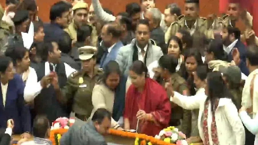 MCDમાં મેયરની ચૂંટણી પહેલા હંગામો, ભાજપ અને AAP કોર્પોરેટર્સ વચ્ચે મારામારી