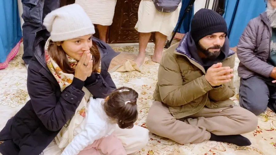 વિરાટ-અનુષ્કાની દીકરી વામિકાનો ક્યૂટ વીડિયો વાયરલ, દંપતિ વૃંદાવન આશ્રમ પહોંચ્યું