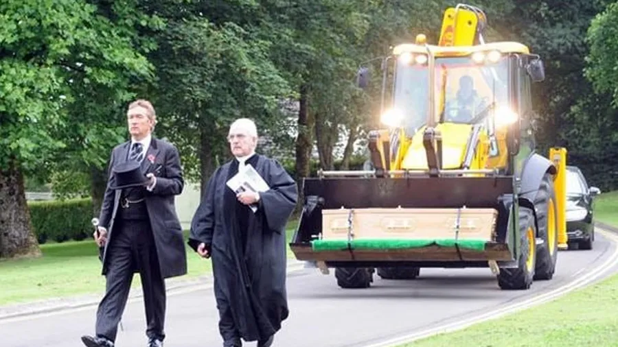 JCB પર અંતિમ યાત્રા નીકળી, આ રીતે સ્મશાન લઇ જવાયો મૃતદેહ