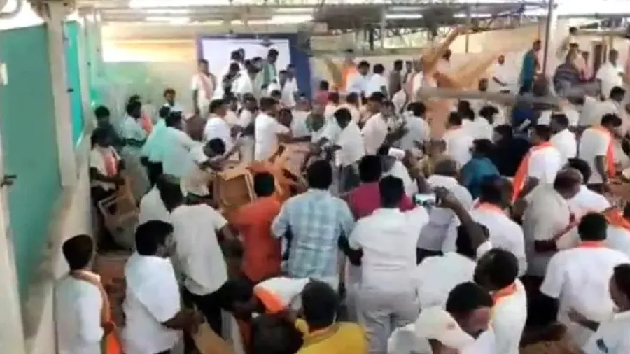 ભાજપની ઓફિસમાં જોરદાર હોબાળો, નેતાઓએ એક-બીજા પર ફેકી ખુરશીઓ, જુઓ વીડિયો