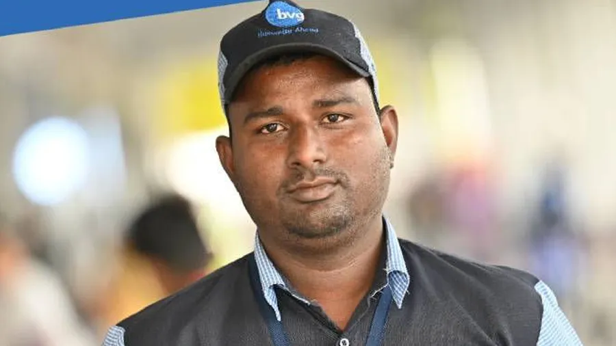 અમદાવાદ એરપોર્ટના કર્મચારીની પ્રામાણિકતા, ટોઇલેટમાંથી 38 લાખનું સોનું મળ્યુ પછી.