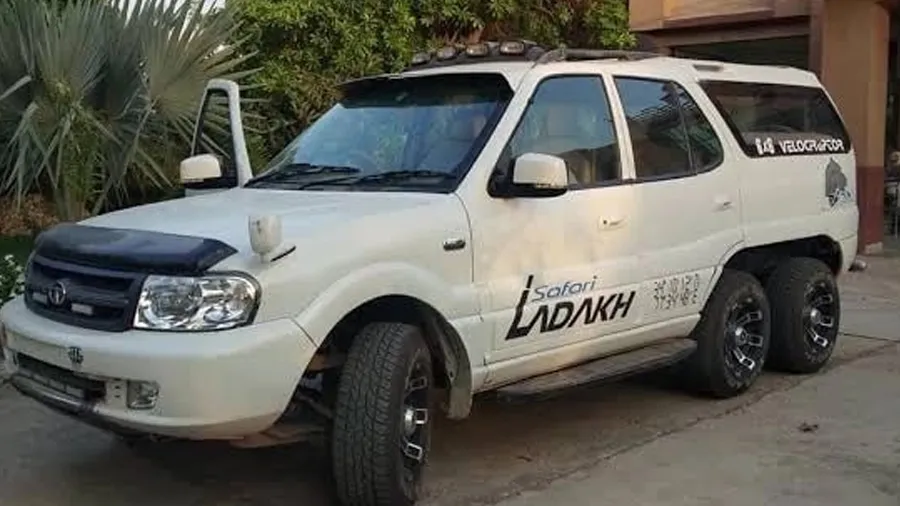 કાર મોડિફિકેશનની હદ પાર થઇ, 2 ટાટા સફારી ભેગી કરી 6X6 કાર બનાવી