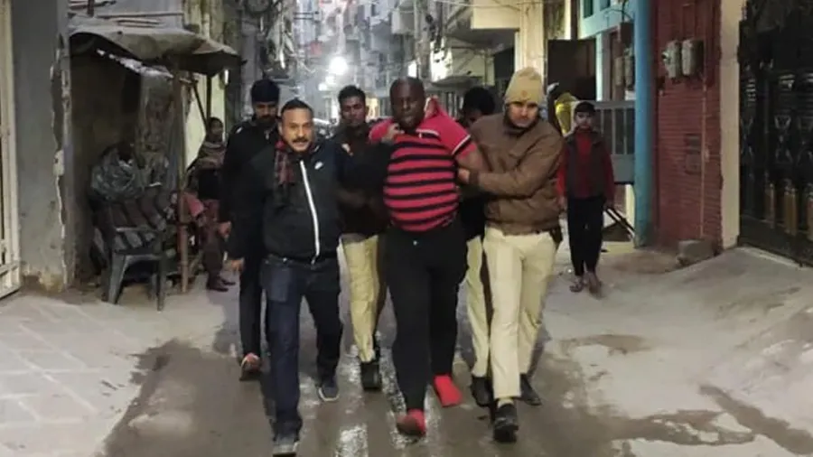 વીઝા પૂરા થતા દિલ્હી પોલીસ આફ્રિકનને પકડી ગઇ, 100 આફ્રિકનોએ ચોકી પર હુમલો કર્યો