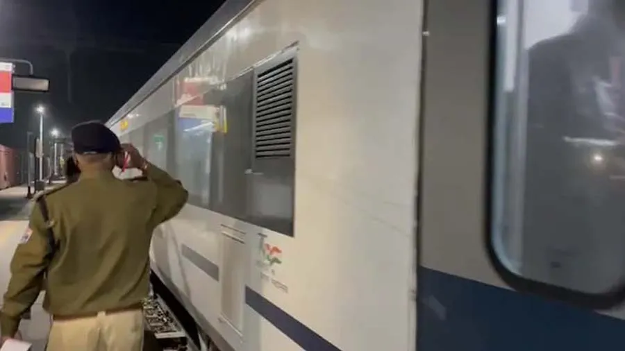 વંદે ભારત એક્સપ્રેસ પર ફરી પથ્થરમારો, બોલપુર સ્ટેશન પર રોકવામાં આવી ટ્રેન