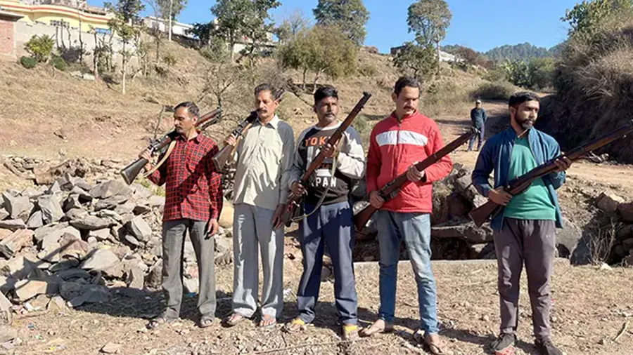 ભારતના આ ગામમાં CRPFએ ગામવાળાઓને હથિયારો આપ્યા અને ટ્રેનિંગ પણ આપી