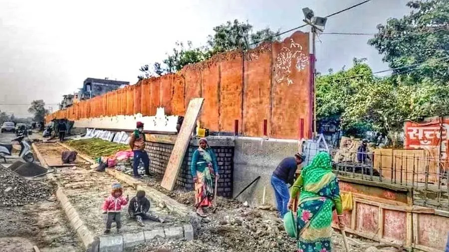 પ્રવાસી ભારતીય સંમેલનની આવી તૈયારીઓ, 'દિવાલો' ઊભી કરીને ગરીબી છૂપાવી?