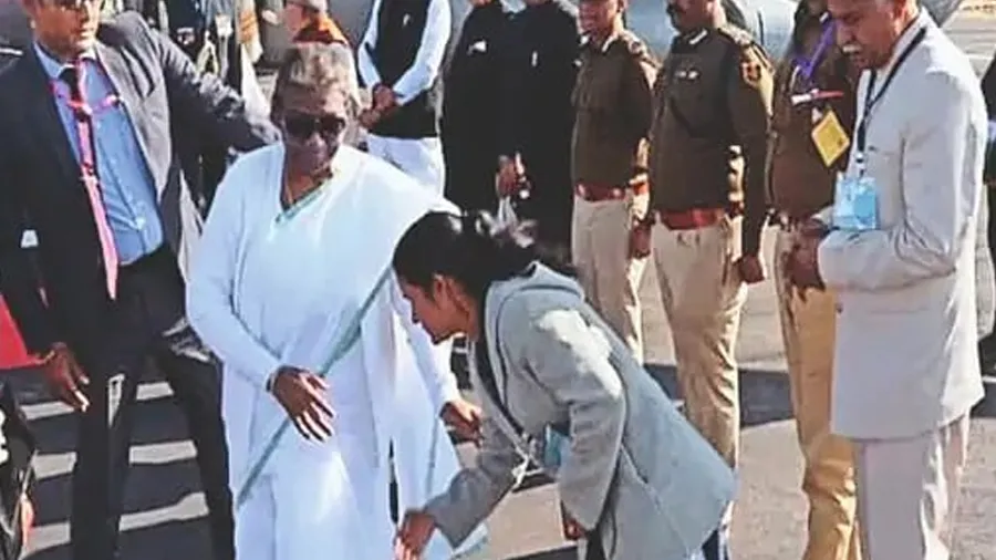 રાષ્ટ્રપતિ મુર્મૂની સુરક્ષામાં ચૂક, મહિલા કોર્ડન તોડીને પગે લાગી, રિપોર્ટ મંગાયો