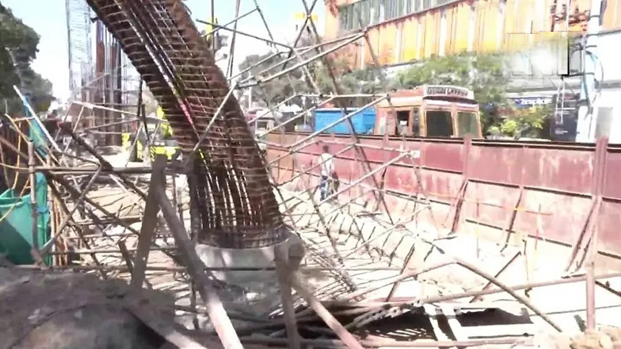 મેટ્રોનો થાંભલો પડતા મહિલા અને બાળકનું મોત, કોંગ્રેસે કહ્યું-40% કમિશનનું પરિણામ