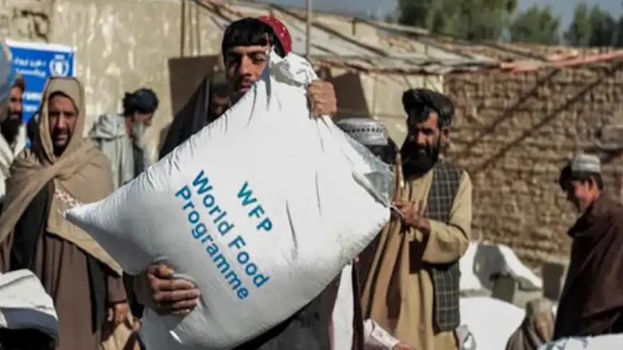 પાકિસ્તાનમાં લોટની એક ગુણ માટે મારામારી, ભોજન માટે ભટકી રહ્યા છે લોકો