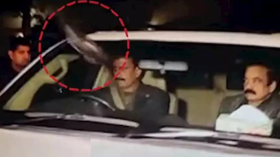 પાકિસ્તાનના ગૃહમંત્રી પર થયો જૂતાથી હુમલો, આવી રીતે બચીને નીકળ્યા સનાઉલ્લાહ