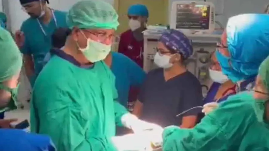 મુખ્યમંત્રી પહોંચ્યા ઓપરેશન થિયેટરમાં, પૂરી કરી જવાબદારી, બાળકની કરી સર્જરી