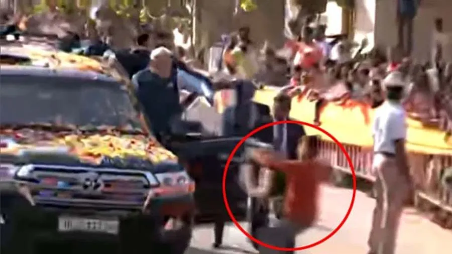 કર્ણાટકમાં PM મોદીની સુરક્ષામાં મોટી ચૂક, યુવાન હાર લઇને આવી ગયો