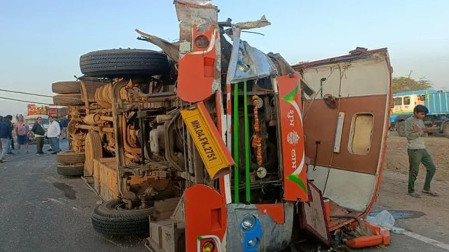 શિરડી સાંઈ બાબાના દર્શનાર્થે જઇ રહેલી બસનો ટ્રક સાથે અકસ્માત, 10 લોકોના મોત