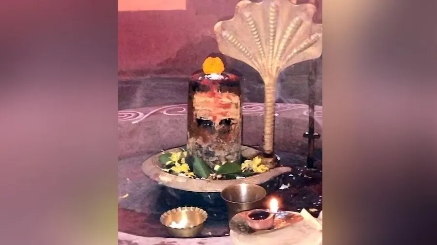 મહાદેવના મંદિરમાં શિવલિંગ પર આંખ જેવો આકાર દેખાયો, લોકો જોવા ઉમટી પડ્યા