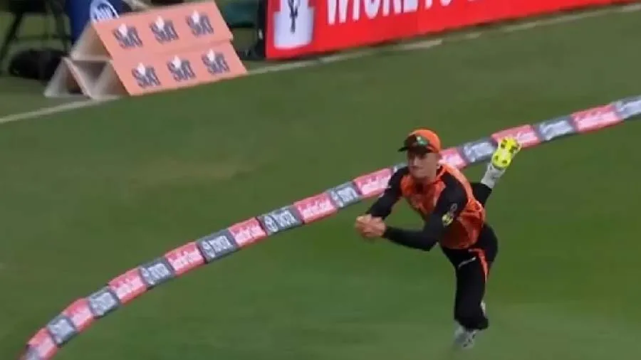 ખેલાડીએ હવામાં ઉછળીને બોલને કેચ કર્યો, જુઓ વીડિયો
