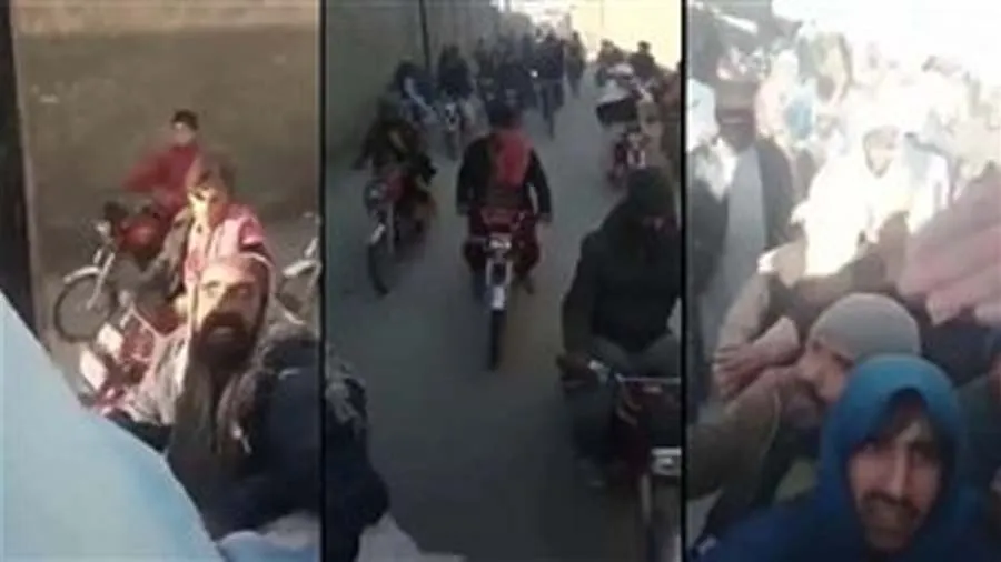 આ કોઈ રેલી નથી,લોટના ટ્રકની પાછળ ભાગતા લોકો છે, જુઓ શું હોલ થયા છે પાકિસ્તાનના..