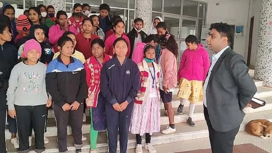 રાતના અંધારામાં એક સાથે 61 વિદ્યાર્થિનીઓ શાળામાંથી ભાગી, કારણ જાણી થશે આશ્ચર્ય