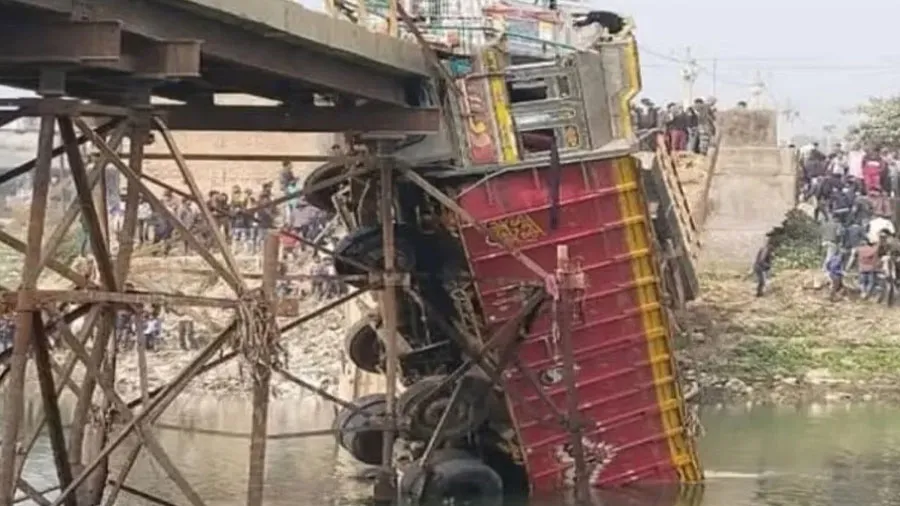 બ્રિજ તૂટી પડ્યો, સામાન ભરેલી ટ્રક આવી રીતે લટકી ગઈ